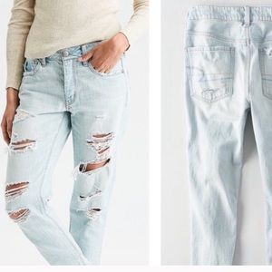 American Eagle Tomgirl Light Wash Distressed Jean